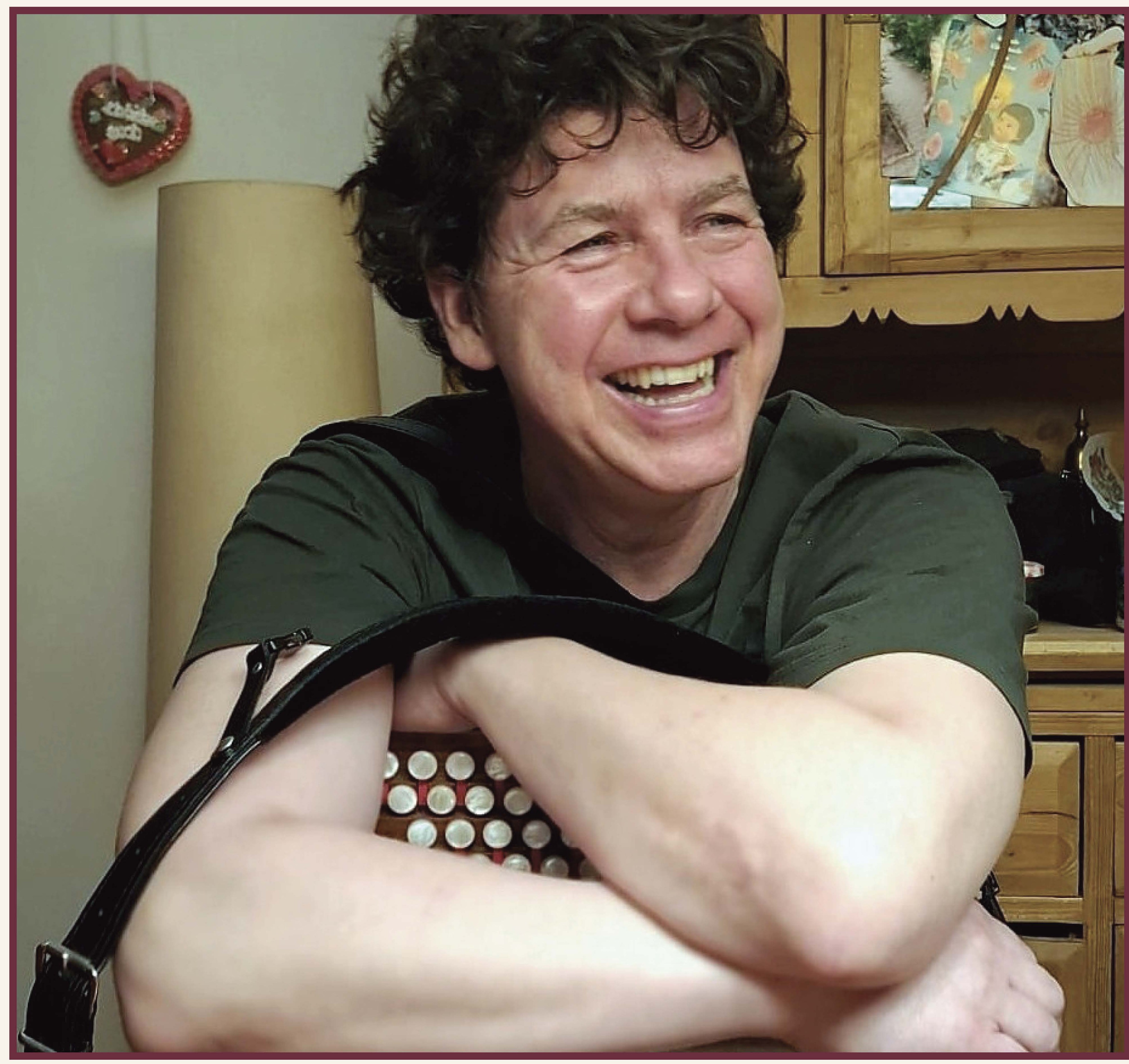 Klemens Riegler-Picker lachend mit der Steirischen Harmonika